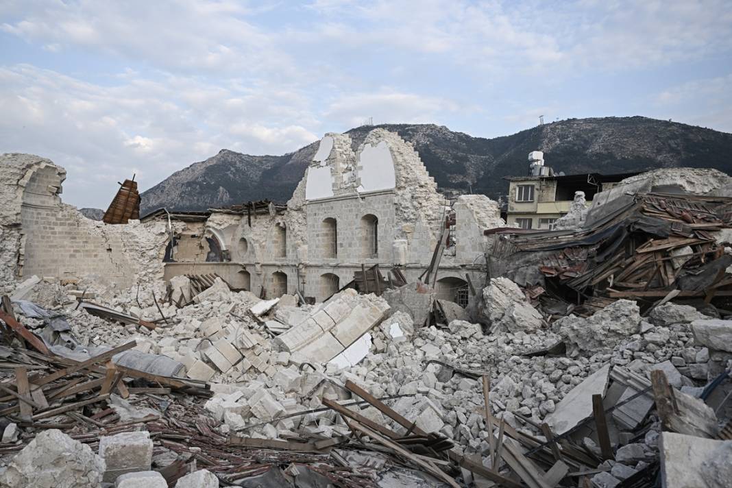 Önünden geçerken gözyaşlarını tutamıyorlar! Hatay'da sağlam kültürel yapı neredeyse kalmadı 19